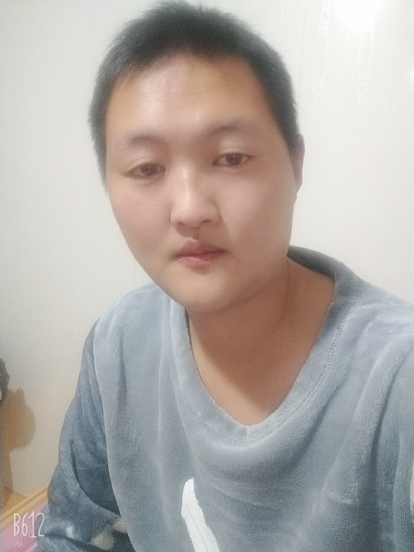 烟圈里透着伤的第一张照片--柘荣相亲网
