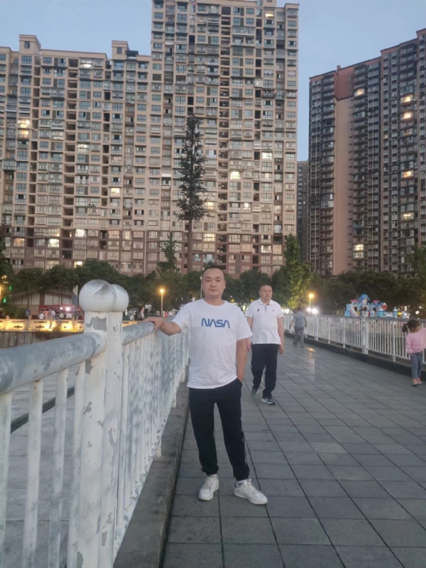 寂寞的男人的第一张照片--柘荣相亲网